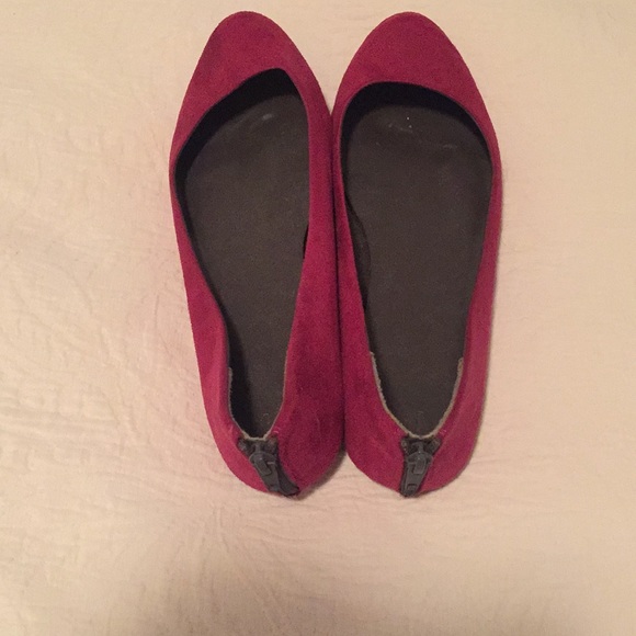 Fuchsia pink suede flats - Picture 1 of 2
